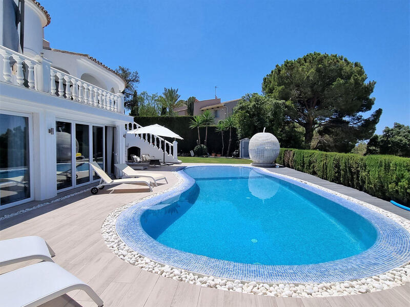 Villa en venta en Elviria, Málaga