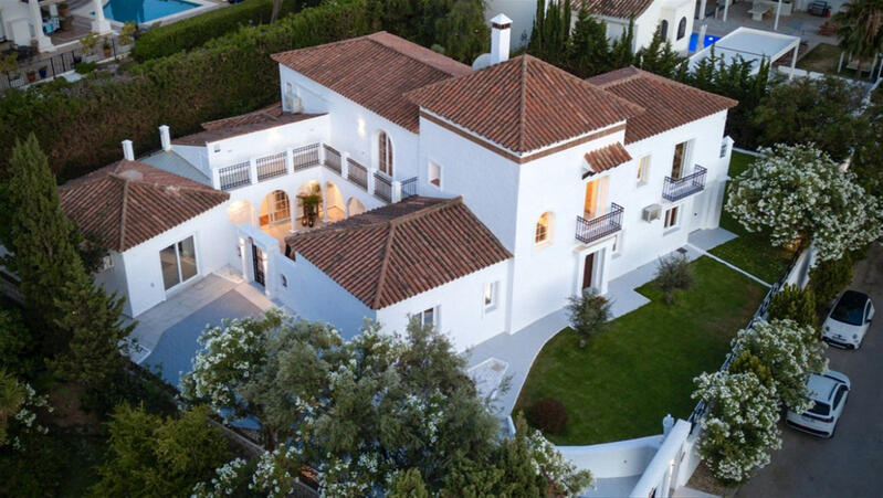 Villa for sale in El Paraiso, Málaga