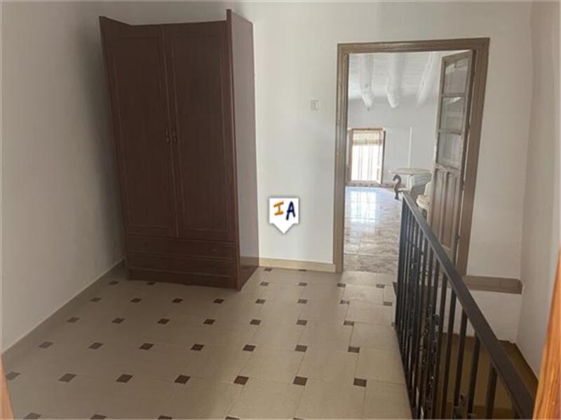 5 bedroom Townhouse for sale