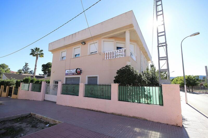 Коммерческая недвижимость продается в Monóvar, Alicante