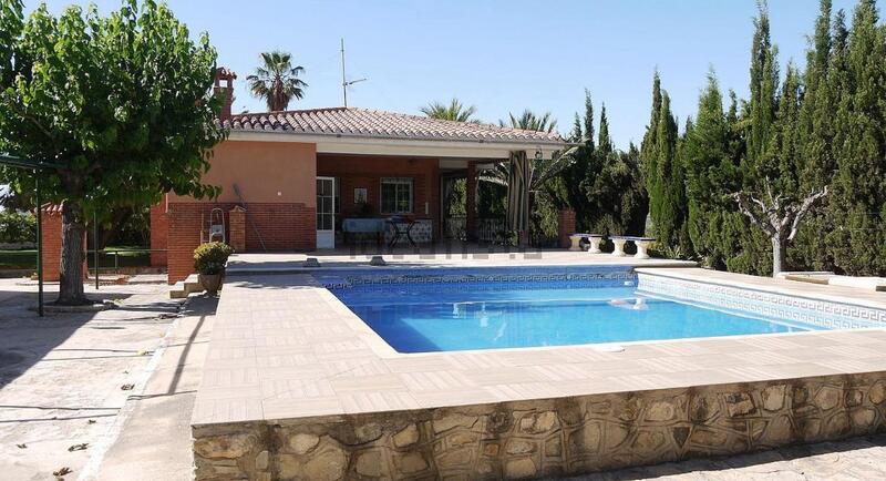 Villa en venta en Agost, Alicante