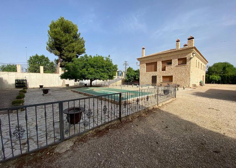 Villa for sale in Villena, Alicante