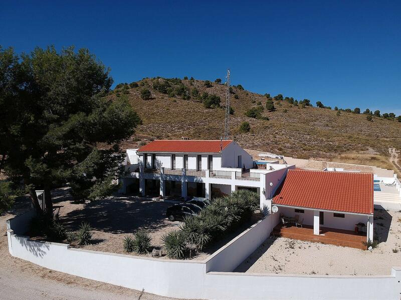 Villa for sale in Algueña, Alicante