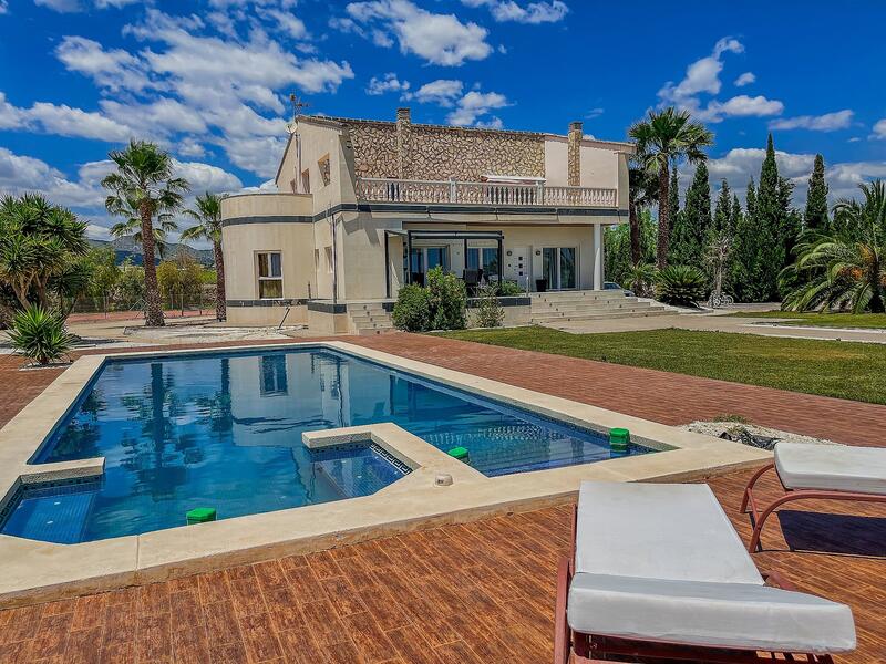 Villa for sale in Novelda, Alicante