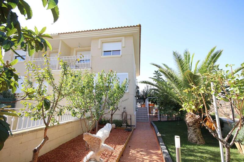 Townhouse for sale in Petrer, Alicante