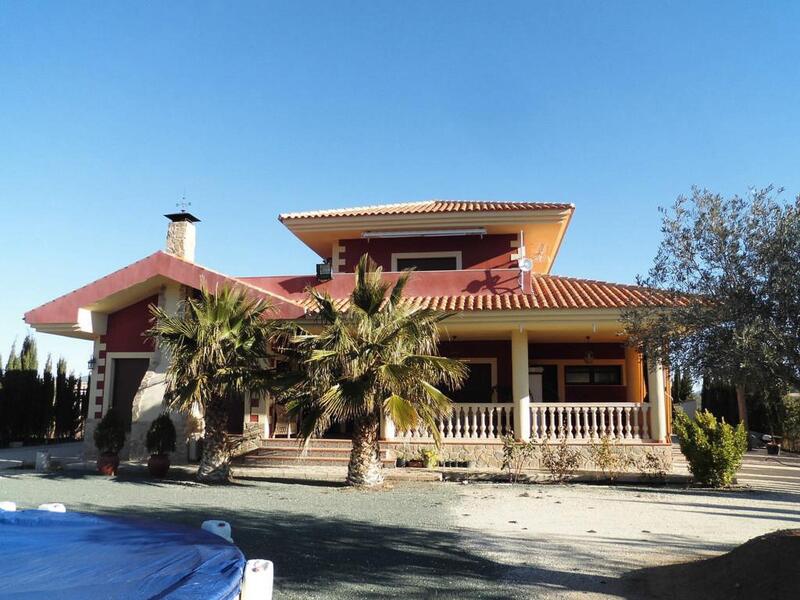 Villa for sale in Pinoso, Alicante