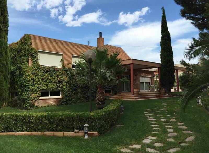 Villa til salg i Petrer, Alicante