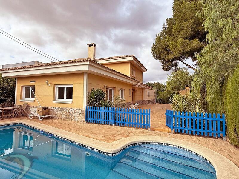 Villa en venta en Elda, Alicante