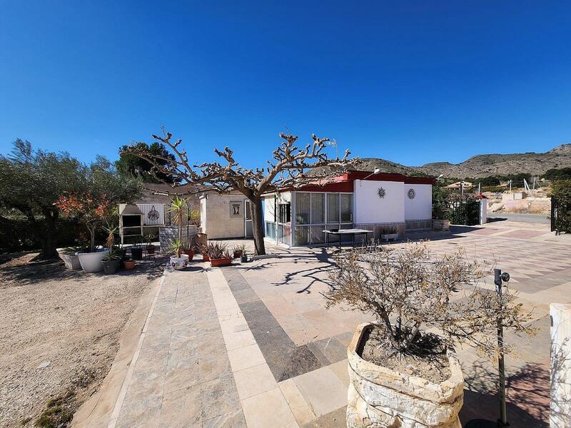 Villa en venta en Novelda, Alicante