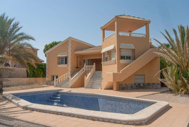 Villa en venta en La Manga del Mar Menor, Murcia