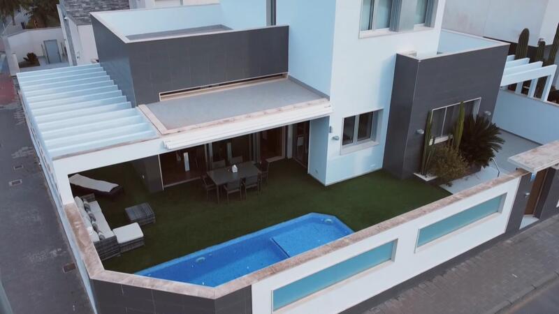 Villa en venta en Mil Palmeras, Alicante