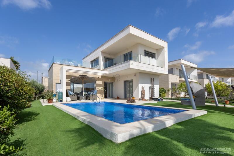 Villa for sale in Entre Naranjos, Alicante