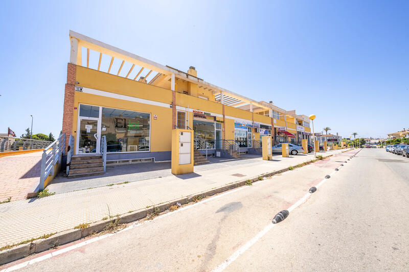 Local Comercial para alquiler a largo plazo en La Zenia, Alicante