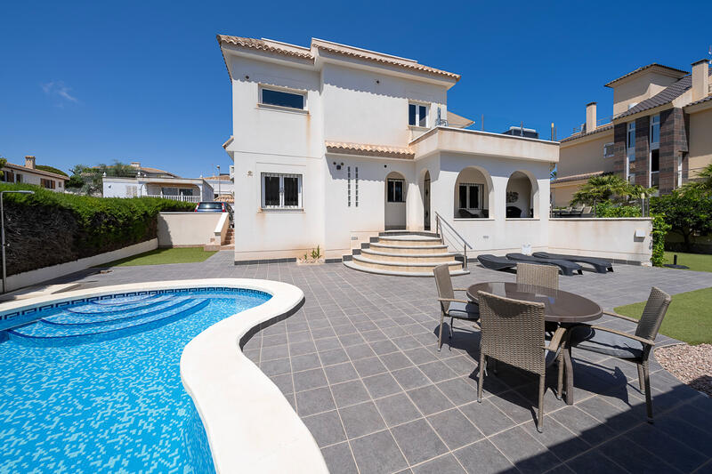 Villa en venta en La Zenia, Alicante