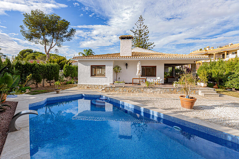 Villa en venta en Campoamor, Alicante