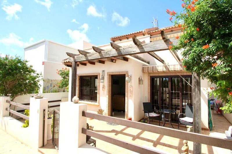 Villa en venta en Villamartin, Alicante