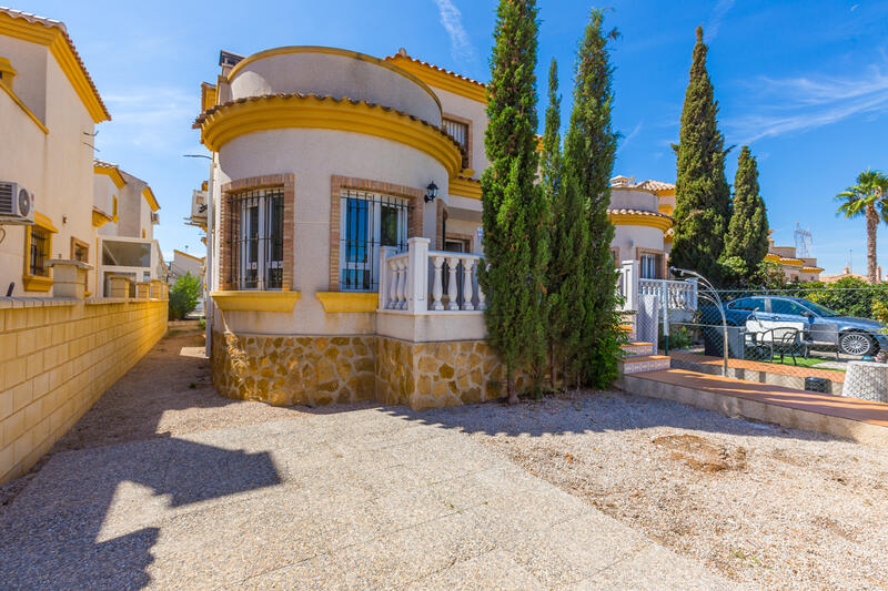 Villa til salgs i Los Montesinos, Alicante