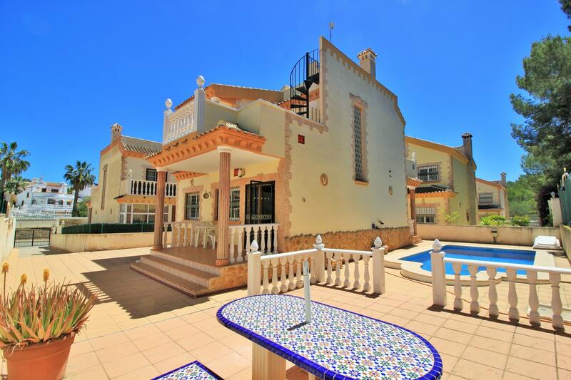 Villa for sale in Villamartin, Alicante