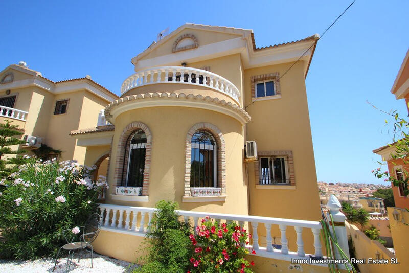 Villa en venta en Villamartin, Alicante