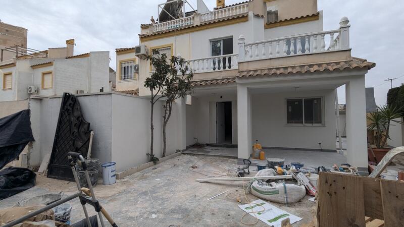 Villa en venta en Torrevieja, Alicante