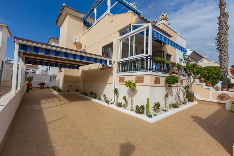 Villa en venta en Playa Flamenca, Alicante