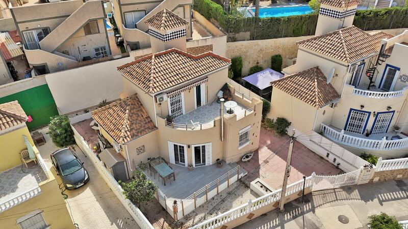 Villa till salu i Villamartin, Alicante