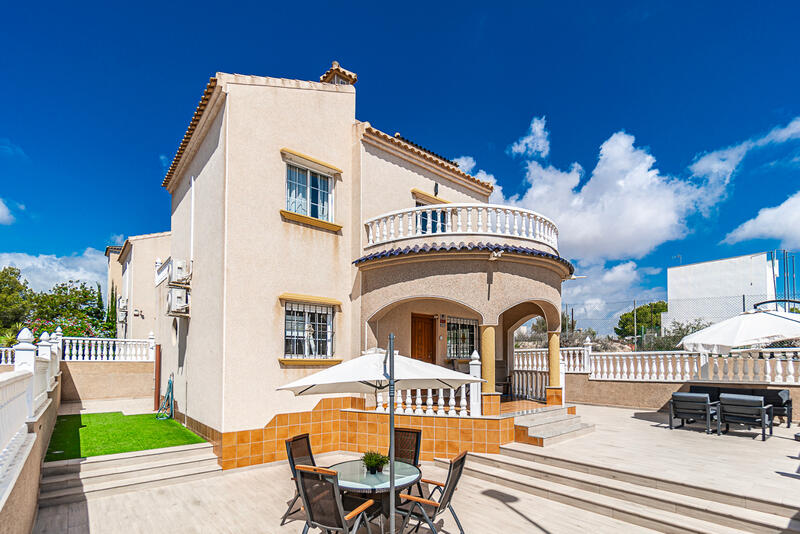 Villa til salg i Villamartin, Alicante