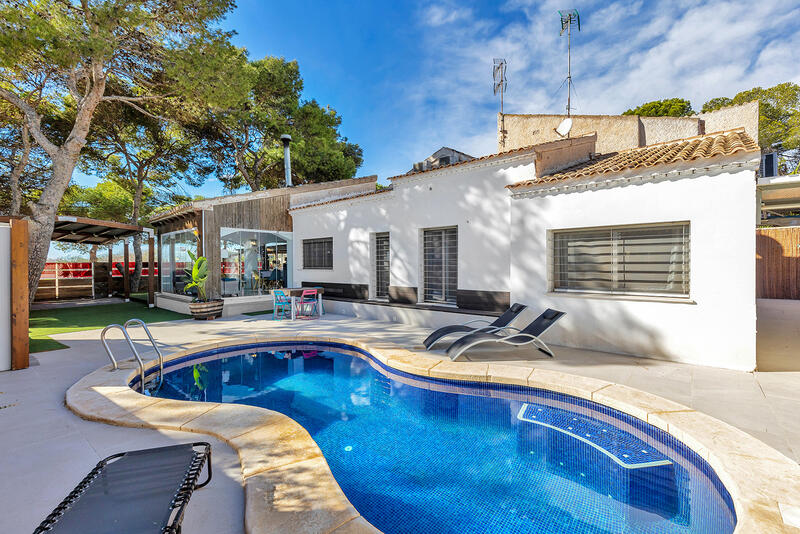 Villa en venta en Punta Prima, Alicante