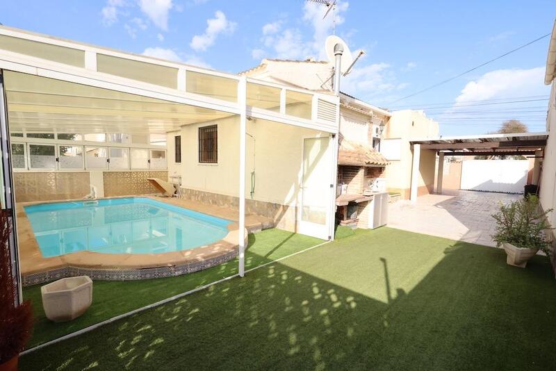 вилла продается в Torrevieja, Alicante