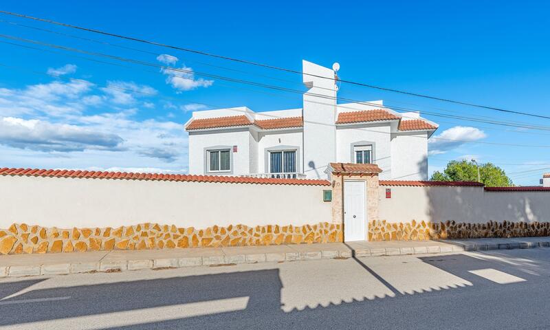 вилла продается в San Miguel de Salinas, Alicante