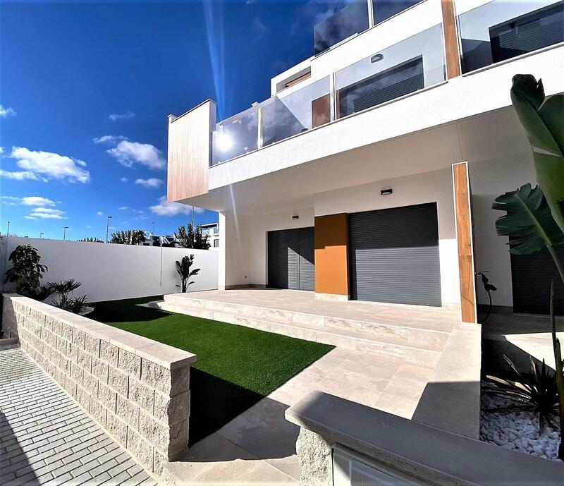 Villa en venta en Pilar de la Horadada, Alicante