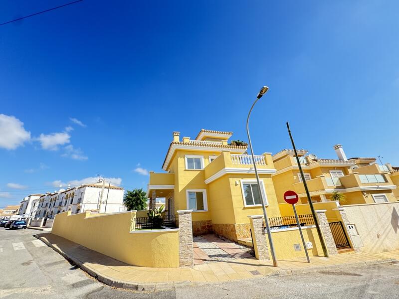 Villa till salu i Villamartin, Alicante