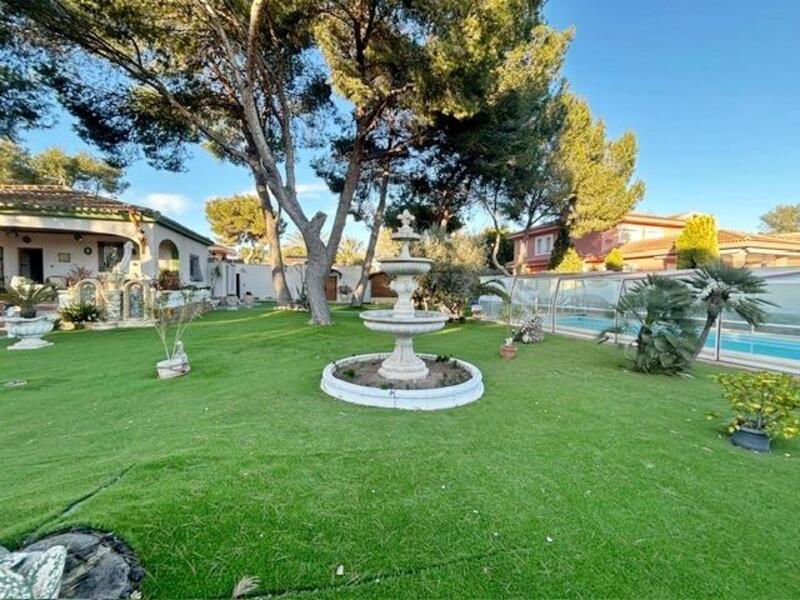 Villa en venta en Campoamor, Alicante