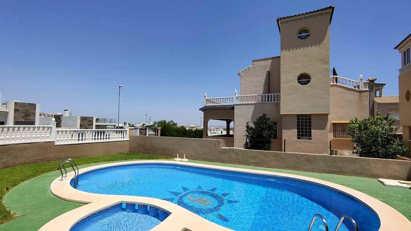 Villa en venta en Villamartin, Alicante