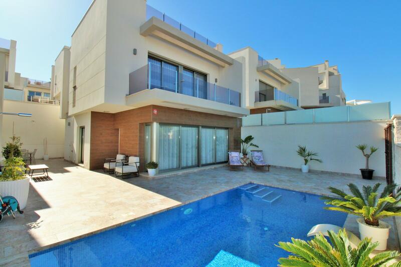 Villa for sale in Villamartin, Alicante