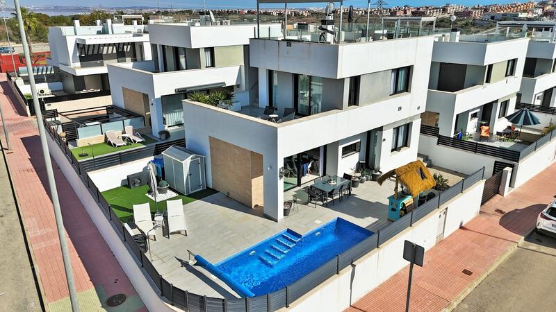 Villa till salu i Villamartin, Alicante