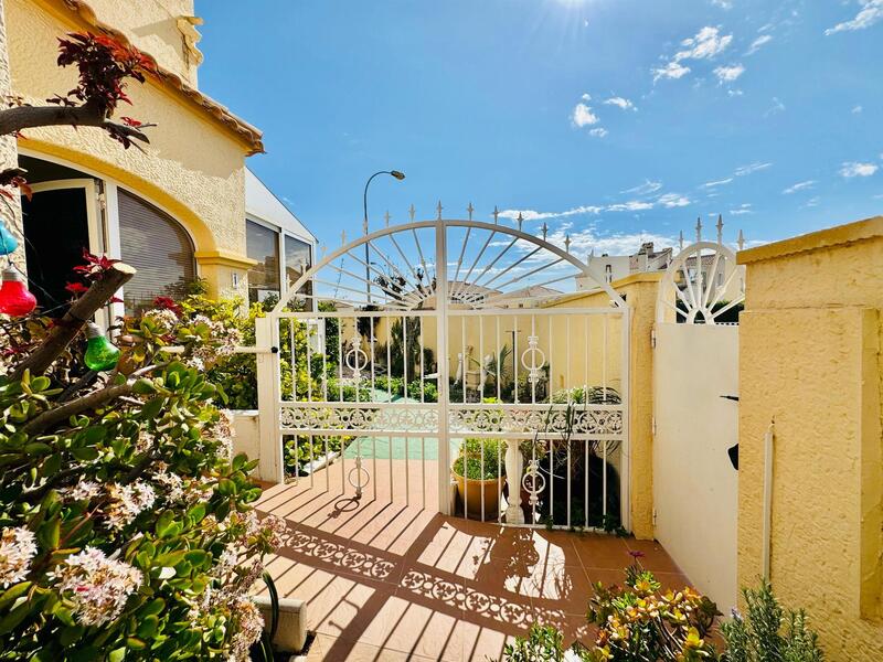 Villa en venta en La Zenia, Alicante