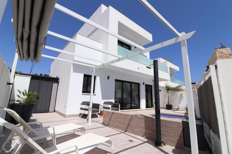 Villa til salg i Los Montesinos, Alicante