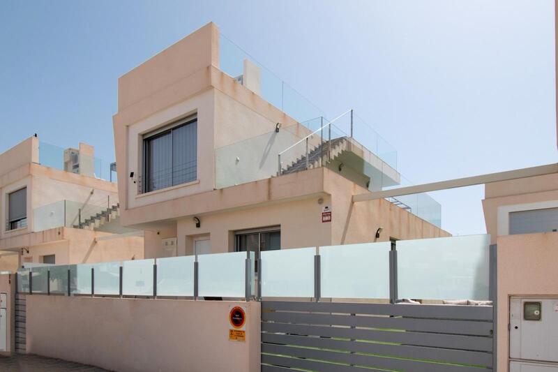 Villa til salgs i Mil Palmeras, Alicante