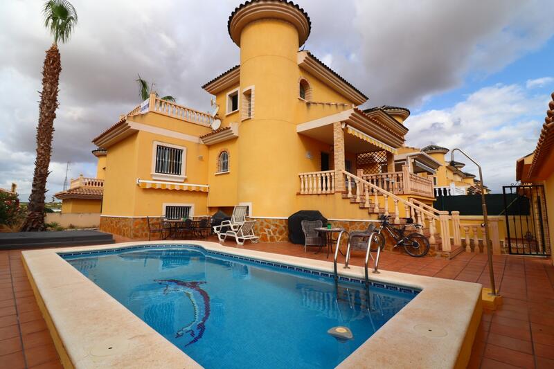 Villa for sale in Algorfa, Alicante