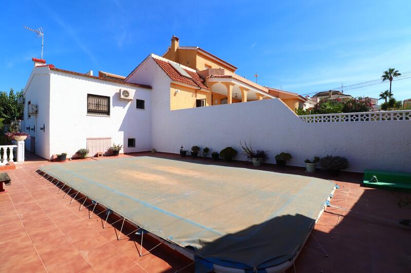 Townhouse for sale in Benijófar, Alicante