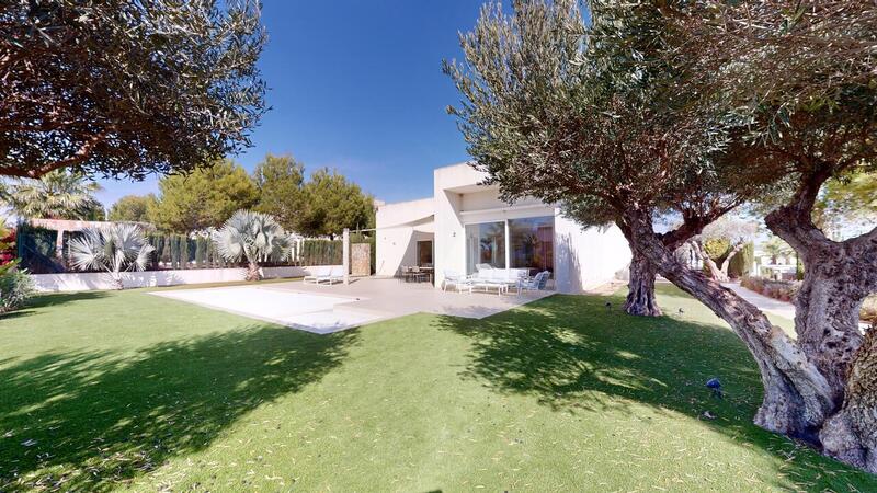 Villa en venta en Las Colinas Golf, Alicante