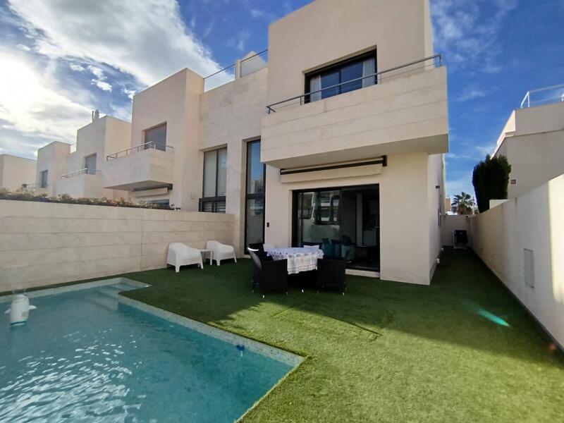 Villa til salgs i Orihuela Costa, Alicante