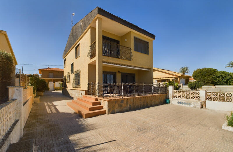 Townhouse for sale in Los Urrutias, Murcia