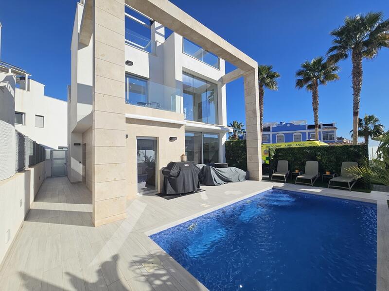 Villa til salg i Cabo Roig, Alicante