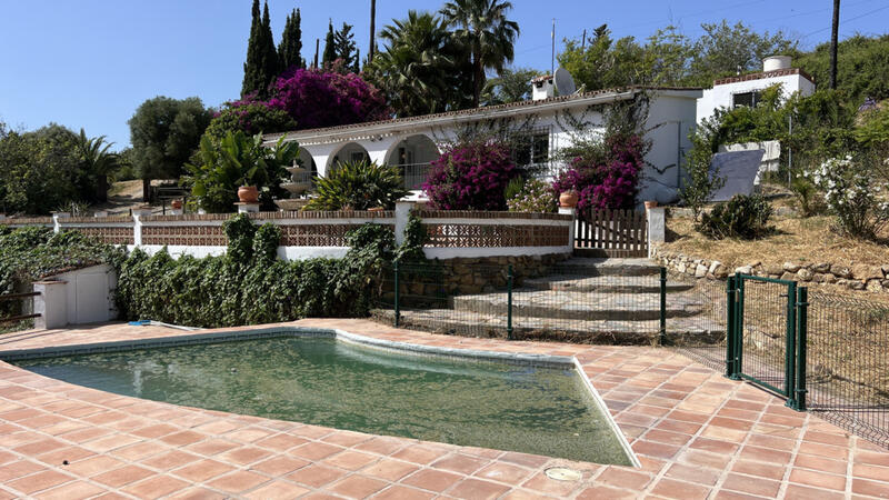 Villa en venta en La Duquesa, Málaga