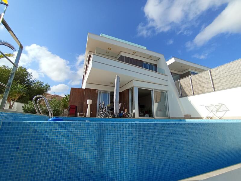 Villa til salgs i Villamartin, Alicante