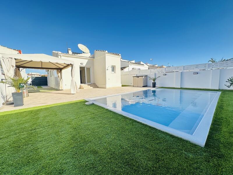 Villa en venta en Torrevieja, Alicante