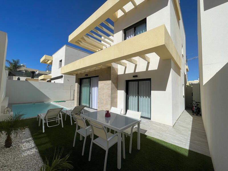 Villa til salg i Los Montesinos, Alicante