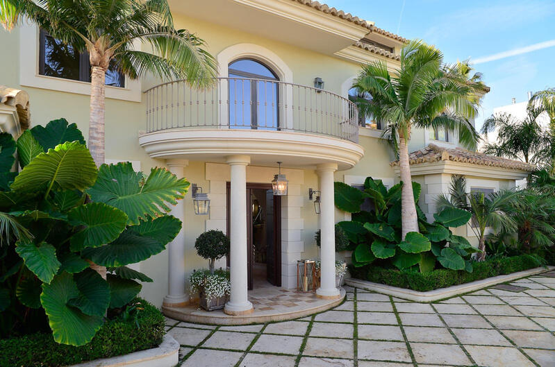 Villa for sale in Benahavis, Málaga